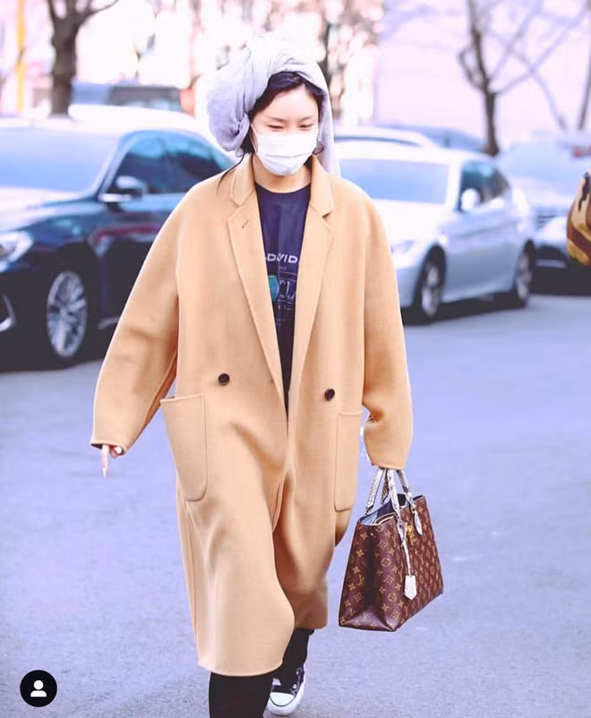 Trong lịch sử showbiz Hàn, lần đầu tiên có một nghệ sĩ dám ra đường mà vẫn còn để khăn quấn đầu sau khi vừa gội xong như Hwasa. Nhiều fan còn nhận xét rapper của Mamamoo không chỉ cá tính, mà còn can đảm. Bởi đối với người Hàn Quốc, hình ảnh bên ngoài khá quan trọng. Hơn nữa, 9X còn là nhân vật của công chúng nên cần có sự chỉn chu hơn. Ảnh:Channels.