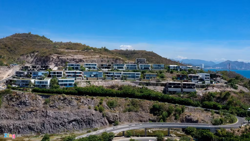 Nằm trên đỉnh núi Chụt (TP Nha Trang,Khánh Hòa) là dự án Anh Nguyễn Ocean Front Villas với 79 căn biệt thự hạng sang có tầm nhìn view biển. Chủ đầu tư là Công ty Anh Minh Trí, doanh nghiệp thành viên của Công ty TNHH Anh Nguyễn, do ông Nguyễn Ngọc Quang là giám đốc, đồng thời là người đại diện pháp luật.