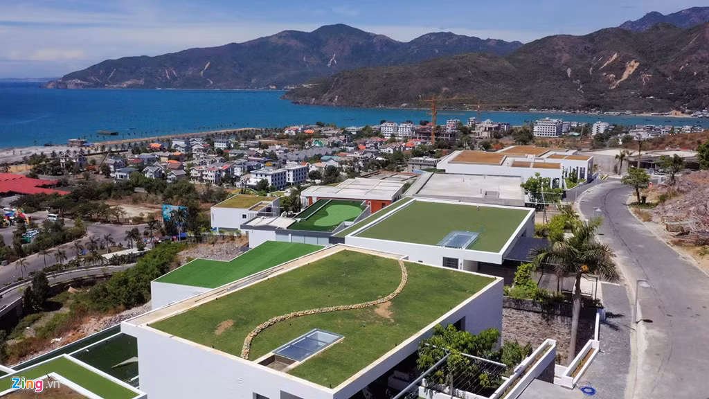 Dự án biệt thự biển ở núi Chụt nhìn ra vịnh Nha Trang, dinh Bảo Đại và đảo Hòn Tre ở phía đông và bắc. Phía nam khu biệt thự nhìn ra cửa sông Cửa Bé và khu vực núi Hòn Rớ.