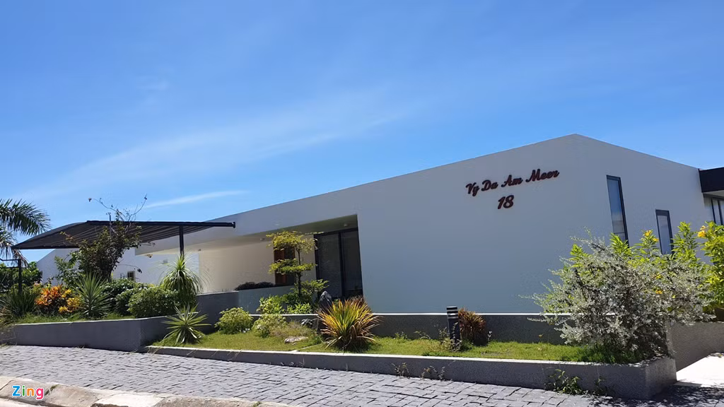Các căn biệt thự thường sở hữu mặt tiền nằm trên đường nội bộ dự án và được đặt tên riêng theo ý thích của chủ nhân. Chủ đầu tư chỉ đánh số để phân biệt 79 căn khác nhau.
