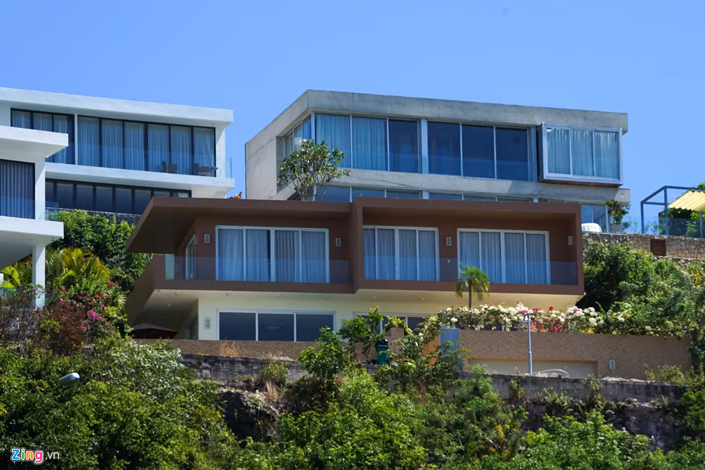Bên cạnh đó là mặt tiền view biển với các ô cửa kính lớn.Chủ đầu tư cũng cho biết toàn bộ hệ thống chiếu sáng, các dịch vụ tại phòng sẽ được tự động hóa. Hiện tại, một số căn hộ đã được bàn giao thô cho khách hàng, đang trong quá trình hoàn thiện