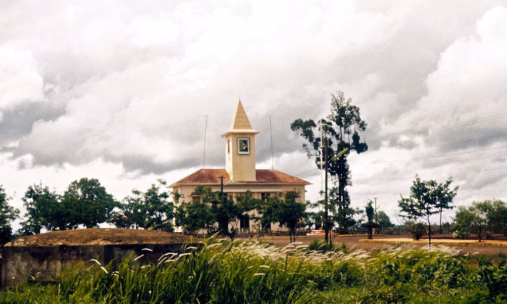 Tòa Hành chính của thị xã Phước Long năm 1963. Ảnh: Smugmug.com.