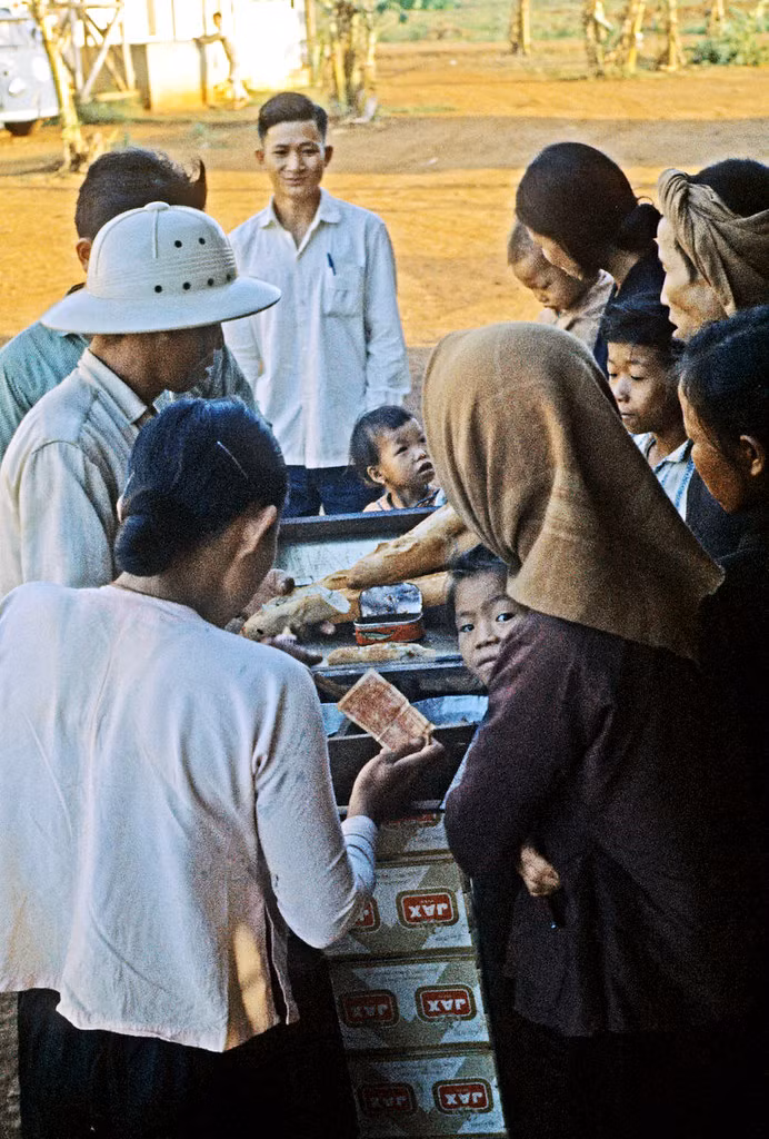 Tại một quầy bán bánh mì.