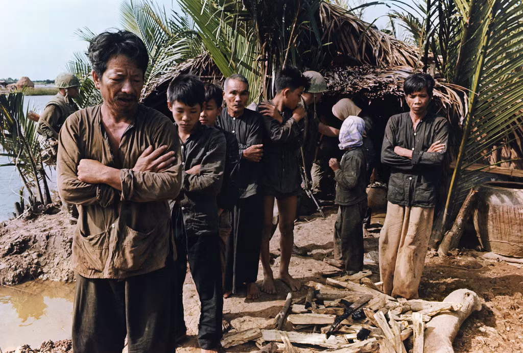 Người dân địa phương bị khống chế khi lính Mỹ ập vào lục soát một ngôi nhà ở đồng bằng sông Cửu Long.