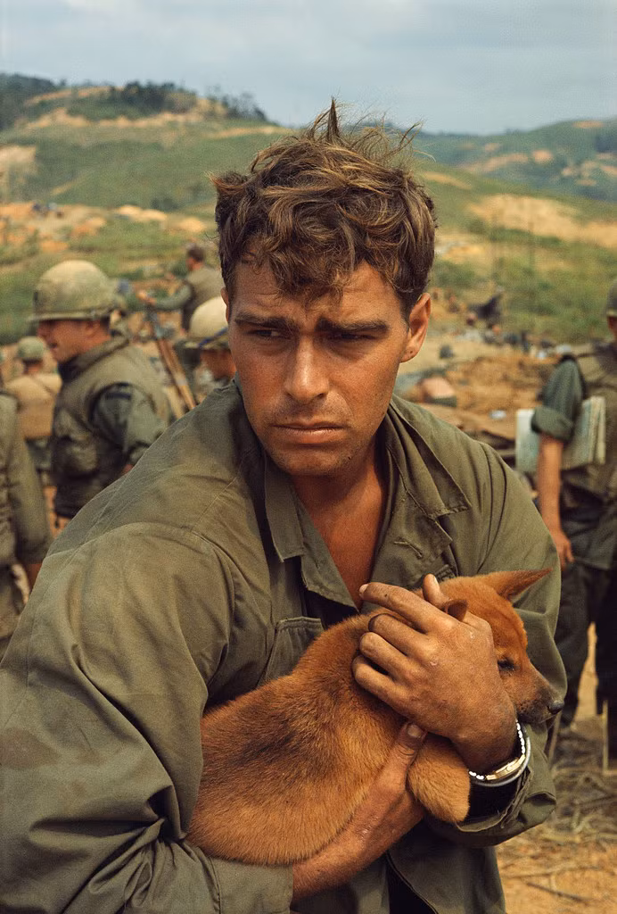 Vẻ mặt đầy lo âu của một binh sĩ Mỹ ở chảo lửa Khe Sanh (Quảng Trị), tháng 4/1968. Tay người lính này ôm chặt một chú chó nhỏ.