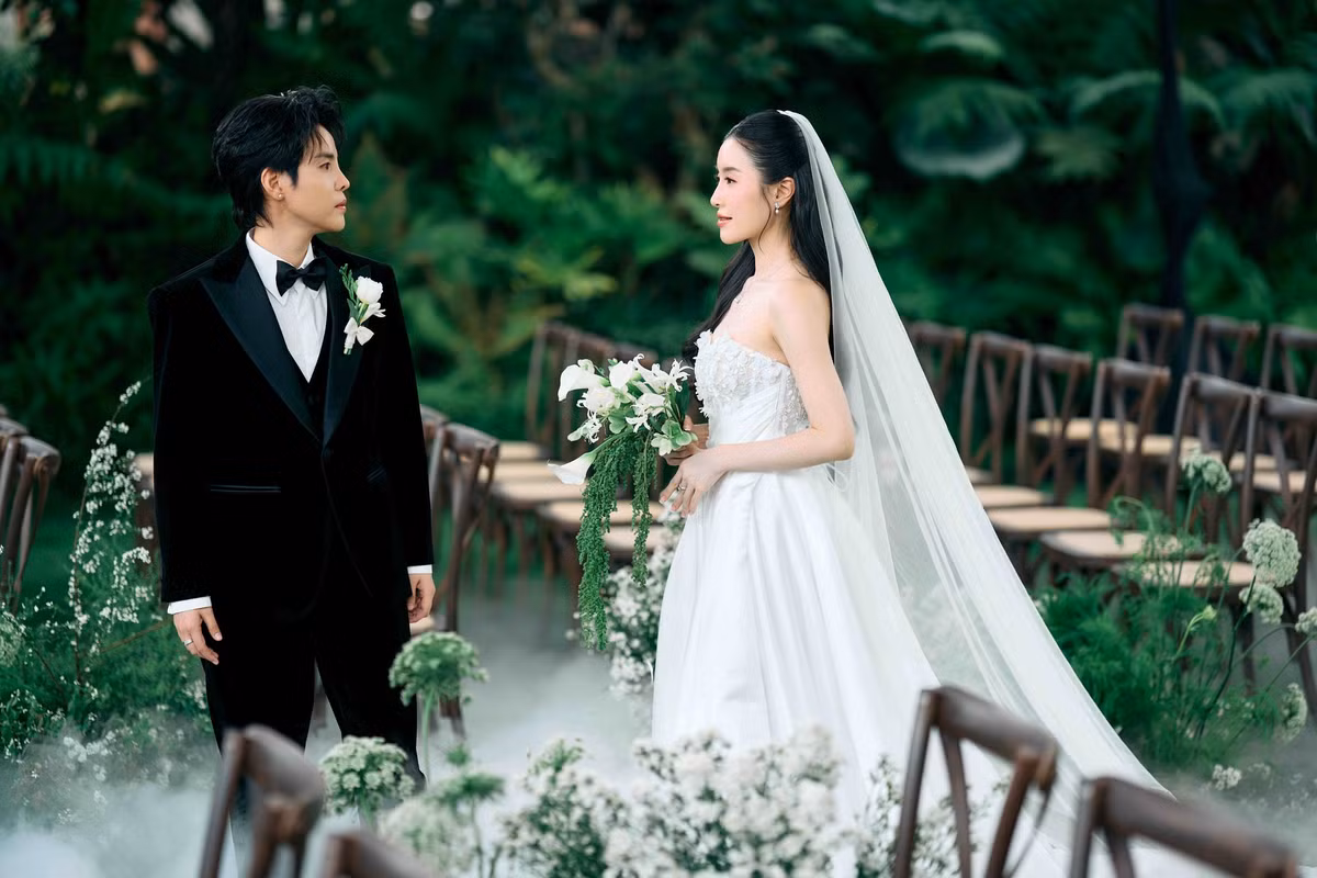  Sáng 16/2, ca sĩ đã tiết lộ ý nghĩa của một chi tiết đặc biệt trong lễ thành đôi là hình ảnh chiếc ô. Theo đó, Vũ Cát Tường cho biết chiếc ô này có ý nghĩa là sự chở che dành cho Bí Đỏ.