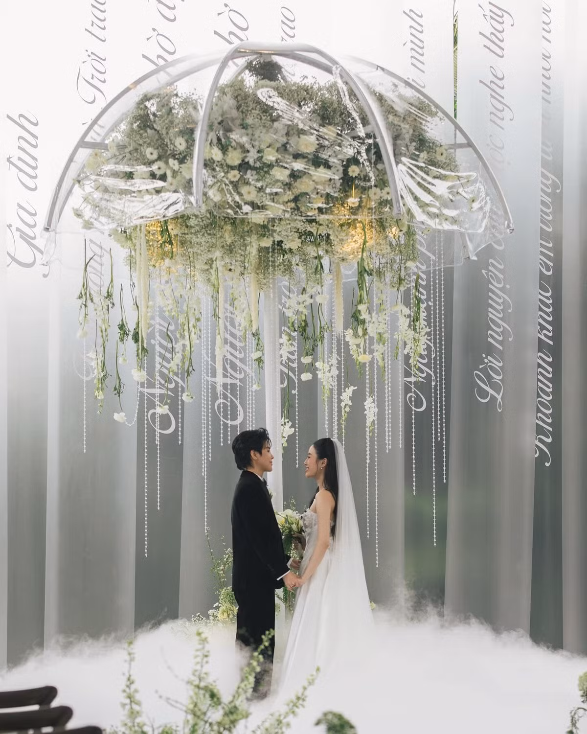 "Sau tất cả, thứ đọng lại trong hai đứa chính là lòng biết ơn cuộc đời vì tất cả những gì được nhận. Và hình ảnh trong tiệc ăn, Tường muốn khắc hoạ một ngôi nhà ấm áp, nhẹ nhàng, bình dị - đó cũng là mong ước giản đơn của hai đứa. Dũng cảm cuối cùng đơn giản là giữ được sự hồn nhiên và chân thật của chính mình qua muôn vàn bài kiểm tra của cuộc đời. Dũng cảm đến trước, những thứ khác sẽ tự theo sau - theo cách không bao giờ chúng ta hiểu được và giải thích được", Vũ Cát Tường viết. 