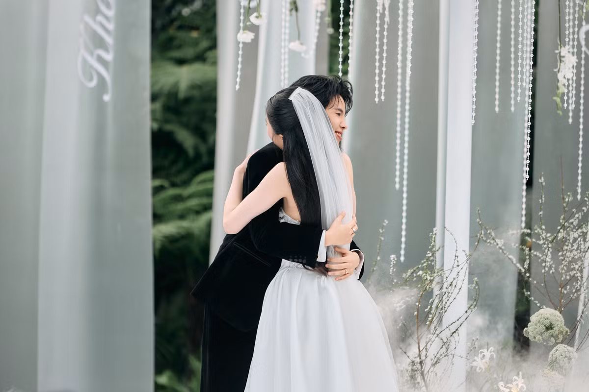 Nếu mặc định phải là tình yêu nam nữ, thì chắc sẽ không có chúng ta đứng đây ngay lúc này. Em hiểu, mỗi người có mặt trên cuộc đời này đều có những trải nghiệm của riêng mình cần phải học. Cuộc đời này em biết sẽ còn rất nhiều thử thách ở phía trước, em không mong cầu mọi thứ đến với chúng ta phải luôn suôn sẻ hay phải có một tình yêu thật ngọt. Em chỉ mong anh có thể ở bên, bao dung che chở em, nắm tay em vượt qua mọi thử thách cùng nhau đi hết phần đời còn lại". 