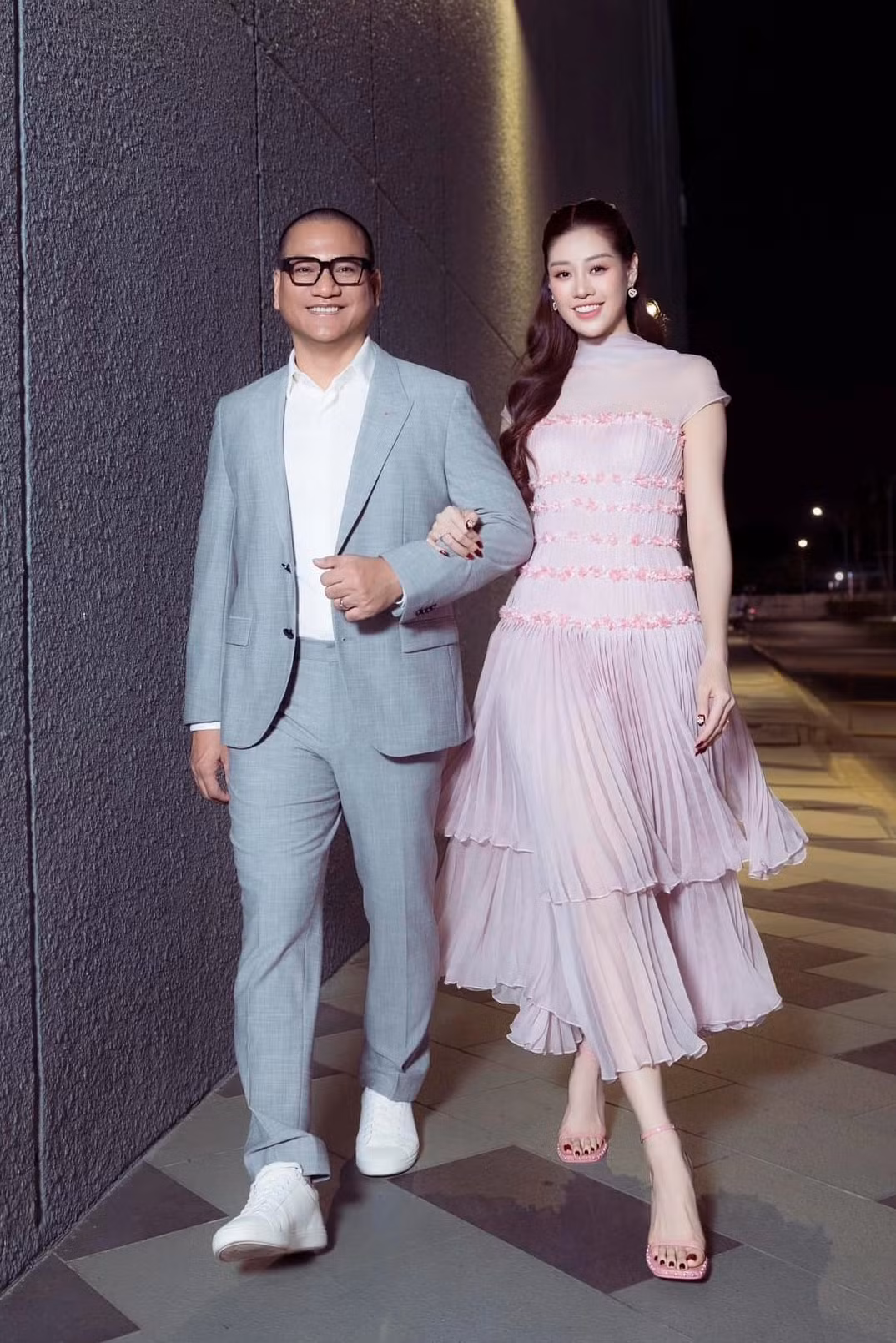 Khánh Vân chia sẻ cô cảm nhận ông xã đã cởi mở và bớt rụt rè hơn sau khi kết hôn. Cô cảm thấy cuộc sống thoải mái, không áp lực vì có ông xã chiều chuộng và nhường nhịn.
