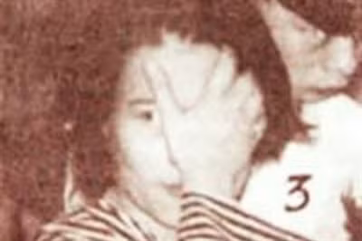 Dung "Hà" luôn che tay trước ống kính của các nhà báo (ảnh chụp tại phiên toà năm 1995).