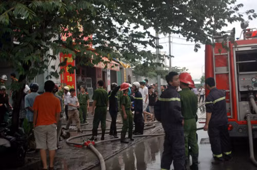 Xe cứu hỏa đến hiện trường.