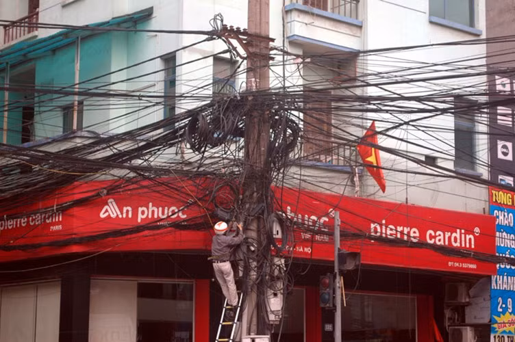Việc ngầm hóa lưới điện hạ thế gặp rất nhiều khó khăn.