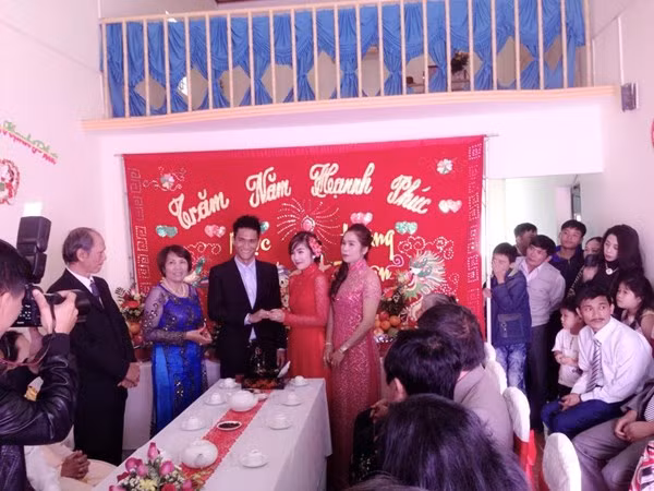 Năng nổ trên sân đấu nhưng trong chuyện tình cảm Hoàng Thiên lại thường xuyên bị bạn gái chê là lầm lỳ, sống nội tâm và đôi khi hơi... "sến". Cuối tháng 5 vừa qua, Hoàng Thiên chính thức đưa nàng Ngọc Nguyệt về dinh. Đám cưới của cặp đôi đẹp nhất nhì làng bóng đá VN được tổ chức tại Gia Lai với sự hiện diện, chung vui của nhiều bạn bè, cầu thủ, nhà báo.