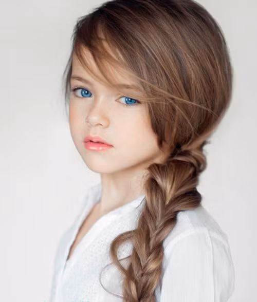 Với đầy đủ những thế mạnh về gương mặt, ngoại hình, Kristina được mẹ cổ vũ, giới thiệu và dẫn dắt bước vào ngành thời trang từ khi mới 4 tuổi.