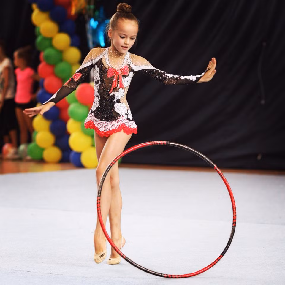 Bên cạnh một người mẫu, Kristina Pimenova còn là một nữ vận động viên nhí tập luyện môn thể dục dụng cụ, nghệ thuật.