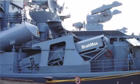 Bệ phóng tên lửa hành trình siêu thanh BrahMos đặt trên tàu khu trục của Hải quân Ấn Độ.