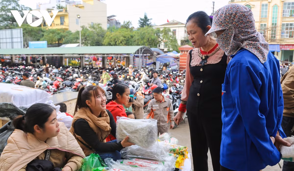 Vốn là đặc sản địa phương, miến dong cũng là mặt hàng đặc trưng tại phiên chợ và cũng là món ăn không thể thiếu trong mâm cơm ngày tết của đồng bào vùng cao