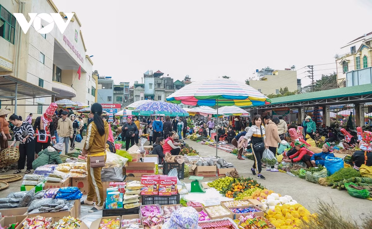 Sân chính của chợ ngập tràn các loại hàng hoá, đặc biệt là hàng hoá Tết, từ nông, lâm thổ sản do bà con nuôi trồng, sản xuất cho đến các loại bánh kẹo, đồ gia dụng được mang từ miền xuôi