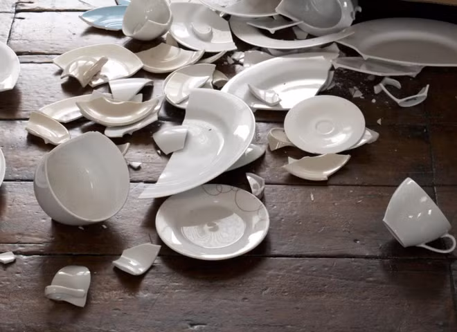 Bát đĩa sứt, vỡ. Nếu bát đĩa sứt mẻ, đổ vỡ thì có thể là điềm báo của sự chia ly. Mối quan hệ gia đình có thể gặp điều không tốt lành, nguy cơ bị đổ vỡ, tiền tài mất mát.
