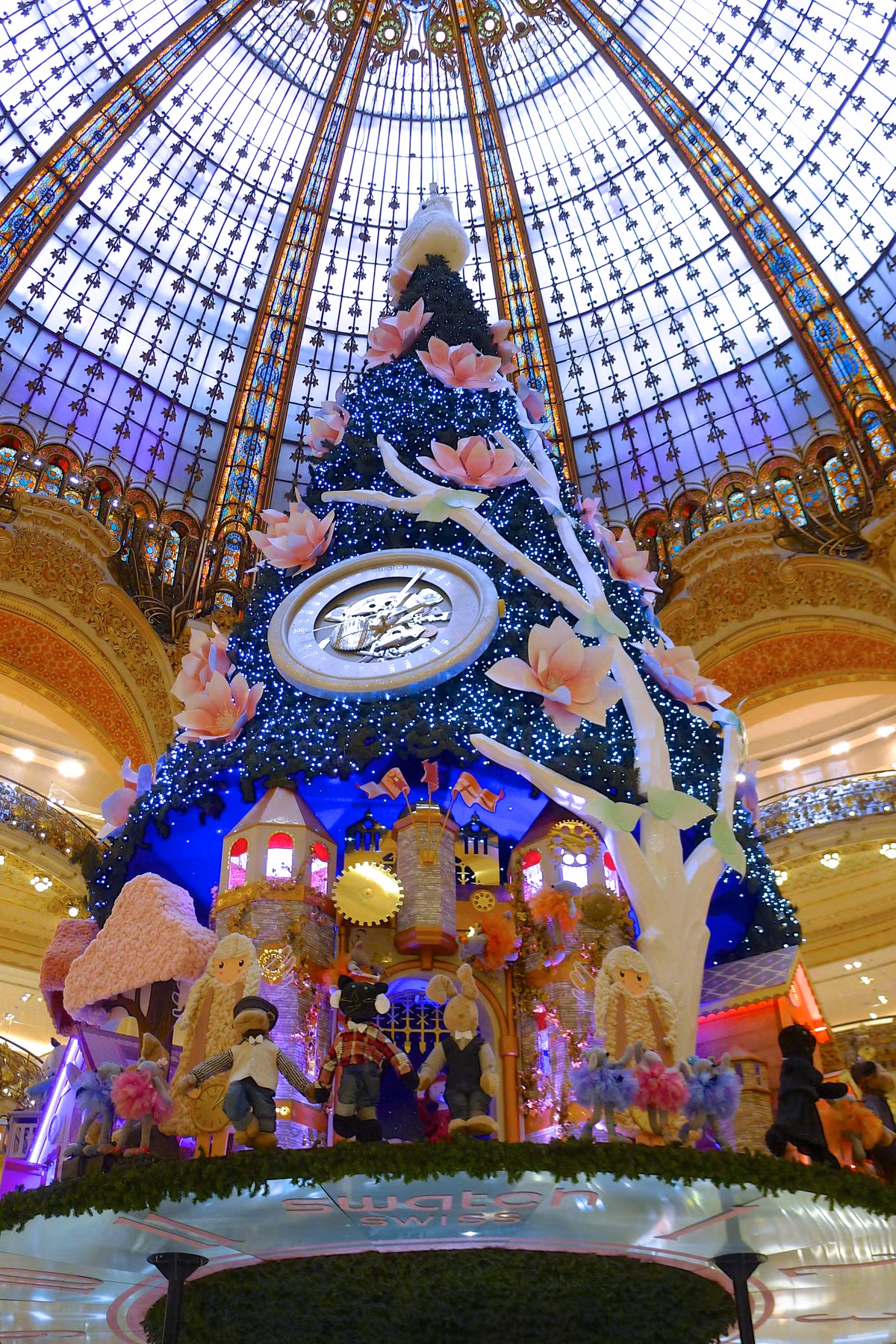 Với chiều cao 20m, cây thông Noel được dựng Galeries Lafayette, một trung tâm mua sắm danh tiếng ở Paris (Pháp), là cây thông trong nhà cao nhất . Cây thông năm nay được trang trí bởi hãng đồng hồ danh tiếng của Thụy Sĩ Swatch, với họa tiết hoa mùa xuân và nhà rực rỡ, càng nổi bật dưới mái vòm tuyệt đẹp của khu thương mại Galeries Lafayette.