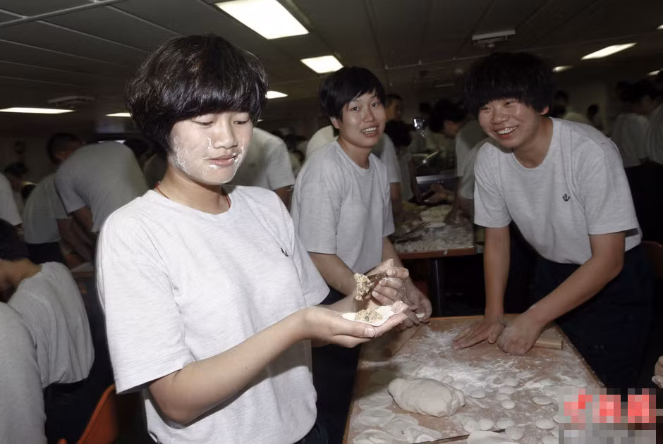 Một hình ảnh hết sức dịu dàng, nữ tính của những nữ quân nhân mặc áo lính.