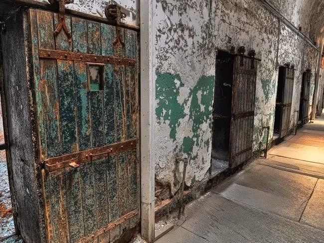 Khu phòng giam riêng biệt của nhà tù bị coi là đáng sợ nhất vì nó khiến nhiều người phát điên. Nhiều tù nhân cho biết họ từng bị tra tấn trong tù. ESP đã rơi vào tình trạng quá tải vì số tù nhân quá lớn. Đây là một trong những lý do khiến nhà tù 142 năm tuổi bị đóng cửa năm 1971.