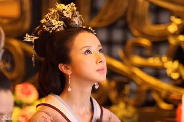 Có những phi tần, cung nữ khi hoàng đế mất cũng chỉ bước vào lứa tuổi 18, 20. Tuy nhiên theo quy định của hoàng cung, cuộc đời sau này của họ sẽ chỉ sống để thờ chồng mà không được phép lấy chồng khác.