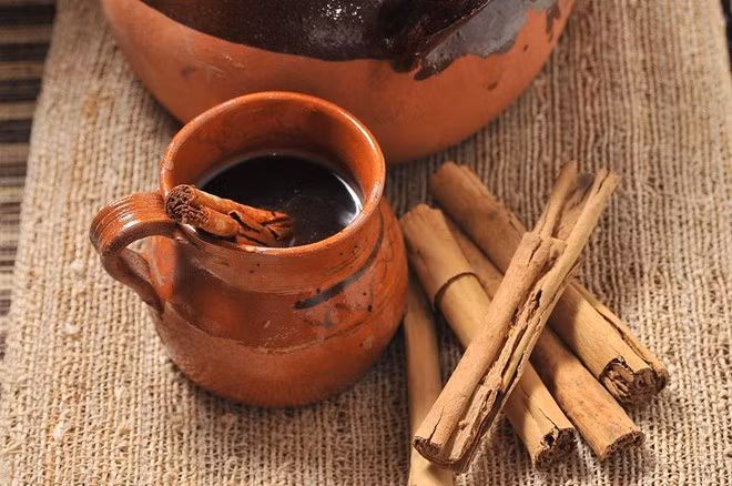 Cà phê Olla — Mexico: Thơm mùi quế và Piloncillo (một loại đường mía chưa được tinh luyện có mùi như mật), cốc cà phê Olla có mùi vị vô cùng ngọt ngào và ấm áp. Nó được phục vụ trong các cốc gốm đỏ tại các quán cà phê trên khắp Mexico. Ảnh: Gettyimages.