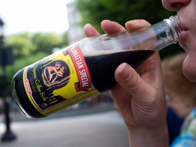 Cà phê Manhattan Special - Mỹ: Cà phê Manhattan Special bắt nguồn từ Brooklyn, New York, bao gồm cà phê espresso pha tay, nước khoáng Seltzer và đường mía. Đây là món đồ uống ưa thích của người dân New York từ năm 1895. Bạn có thể thưởng thức ở các quầy bán rong hay các hàng cà phê khắp New York. Ảnh: Bloomberg.