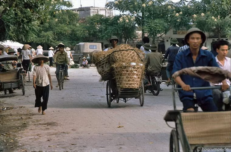 Xích lô còn được dùng để chở đủ loại hàng hóa khác nhau.