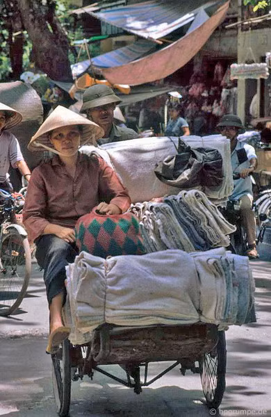 Vừa chở hàng, vừa chở người.