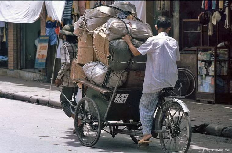 Chiếc xích lô "siêu tải" này phải có cả người kéo phía trước.