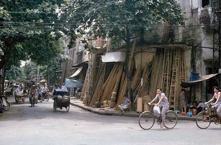Phố Hàng Vải chuyên kinh doanh các mặt hàng làm từ tre.