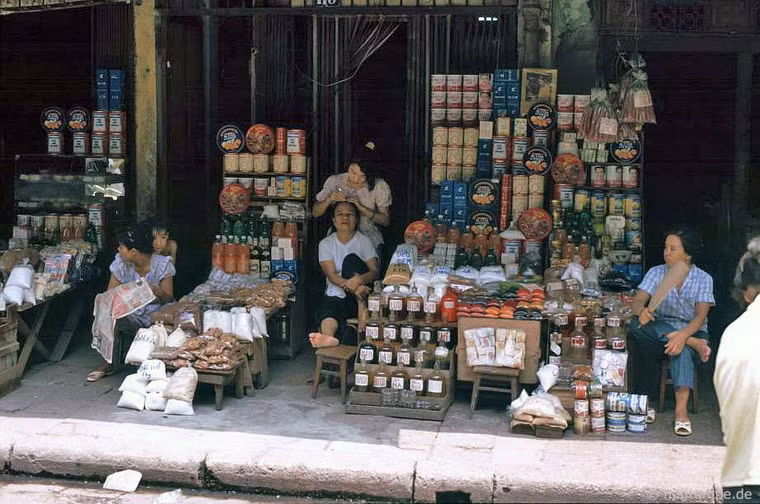 Bánh, mứt, kẹo các loại là mặt hàng chính của nhiều cửa hàng trên phố Hàng Buồm.