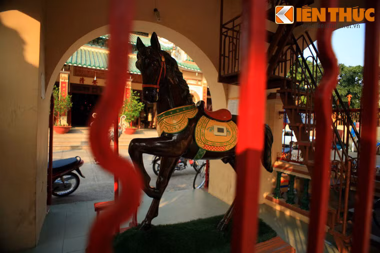 Tên gọi của chùa bắt nguồn từ bức tượng ngựa Xích Thố và thanh long đao án ngữ ở cổng chính.