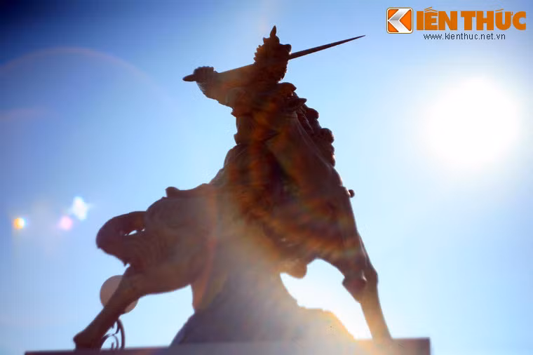 Hoàng đế Quang Trung, tên thật Nguyễn Huệ (1753 – 1792), là vị hoàng đế thứ hai của nhà Tây Sơn. Ông là một nhà lãnh đạo chính trị tài giỏi với nhiều cải cách xây dựng đất nước, một nhà quân sự xuất sắc với những chiến thắng vẻ vang trong công cuộc bình ổn đất nước và chống giặc ngoại xâm.