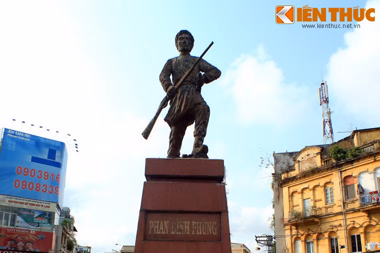 Phan Đình Phùng (1847 - 1896) là lãnh tụ cuộc khởi nghĩa Hương Khê trong phong trào Cần Vương chống Pháp ở cuối thế kỷ 19. Ông không chỉ là nhà lãnh đạo tài năng mà còn là một nhà thơ với nhiều tác phẩm thấm đẫm lòng yêu nước để lại cho đời.