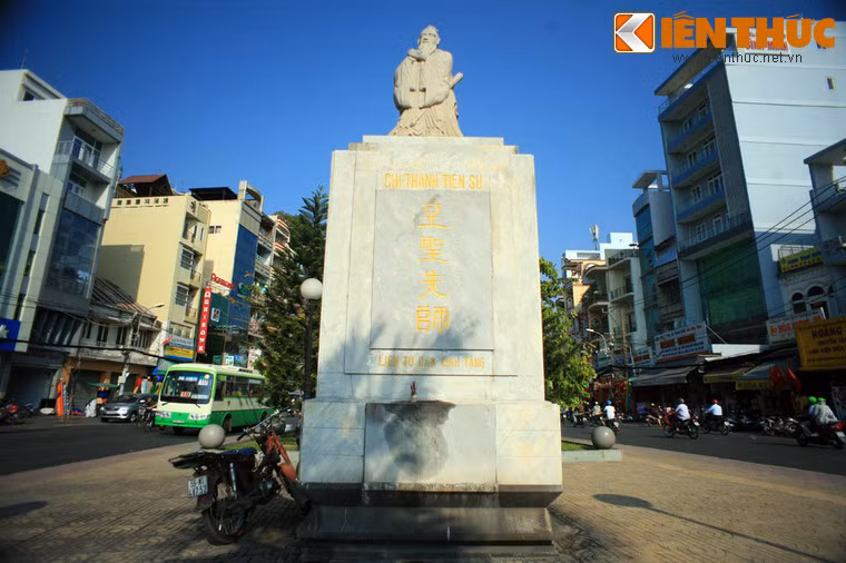 Tượng Đức Khổng Tử trên đường Hải Thượng Lãn Ông, khu vực tập trung đông người Hoa ở Quận 5.