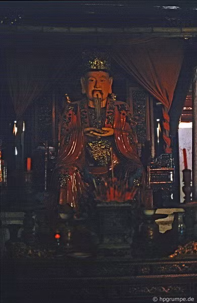 Tượng thờ Khổng Tử trong điện Đại thành.
