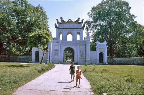 Mặt tiền của Văn Miếu môn - cổng tam quan của Văn Miếu. Hình ảnh nằm trong số 1.600 bức ảnh do nhiếp ảnh gia Đức Hans-Peter Grumpe thực hiện ở 20 tỉnh thành thuộc cả 3 miền Việt Nam từ năm 1991 - 1993, được đăng tải trên trang web Hpgrumpe.de.