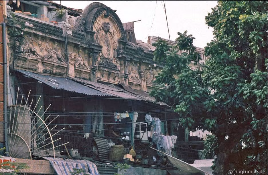 Nét cổ kính hòa quyện với sự xô bồ của cuộc sống hiện tại.