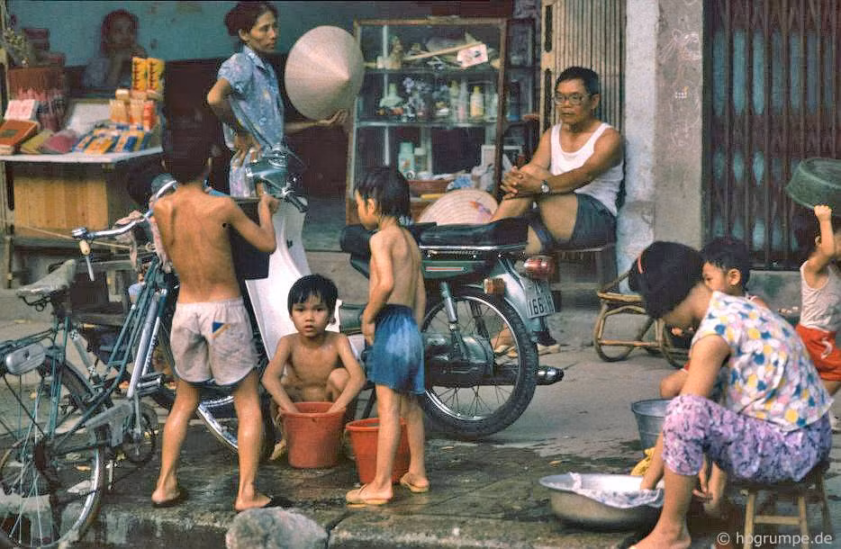 Mọi sinh hoạt đời thường diễn ra ngay trên vỉa hè.