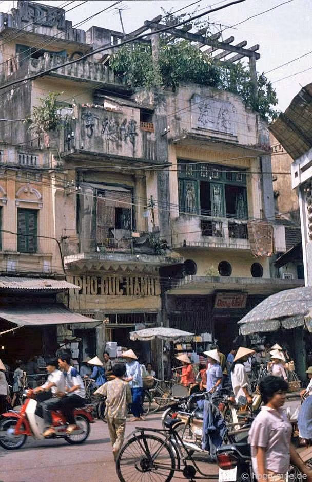 Những ngôi nhà cũ kĩ trên phố Hàng Bông.