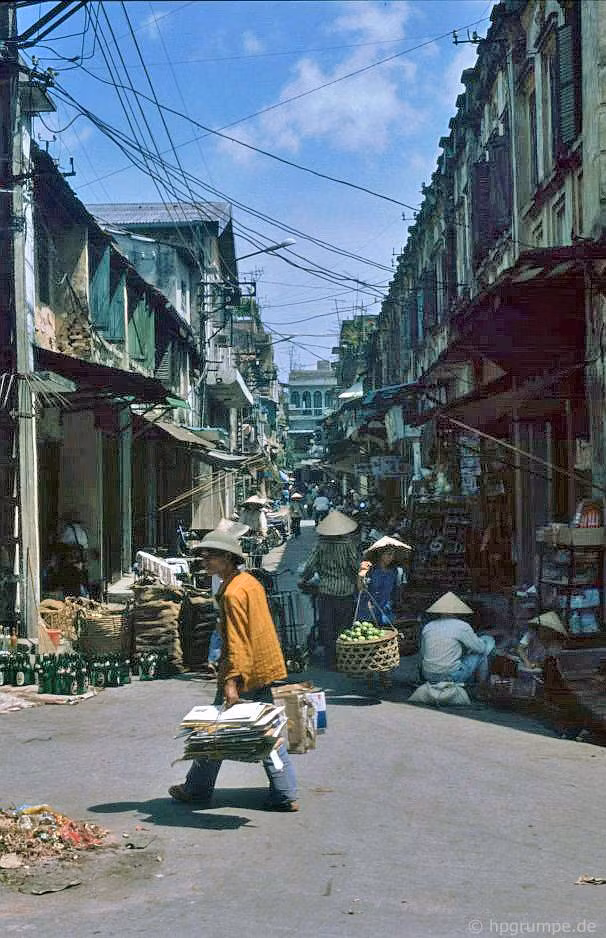 Phố Tạ Hiện, ngày nay là điểm tụ tập uống bia của du khách quốc tế ở Hà Nội.