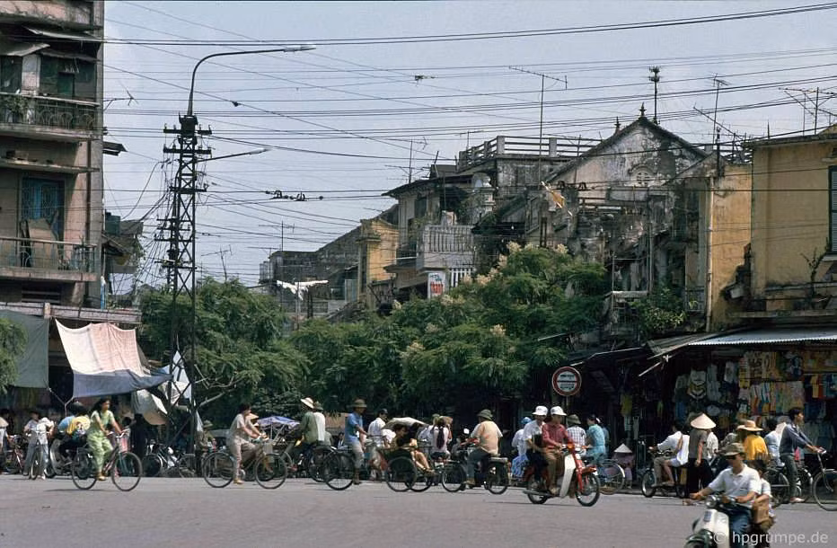 Phố Hàng Đào nhìn từ ngã 5 bờ hồ.
