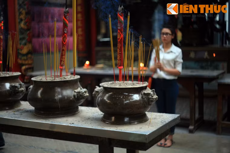 Không chỉ là một công trình có giá trị về lịch sử, kiến trúc, điêu khắc, chùa Bà Thiên Hậu còn là nơi đáp ứng nhu cầu tín ngưỡng của đông đảo bà con người Việt gốc Hoa (Quảng Đông) ở TP HCM.