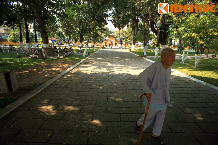Khuôn viên lăng Tả quân Lê Văn Duyệt rộng rãi và rợp bóng cây xanh, là nơi thư giãn lý tưởng của người dân trong khu vực.