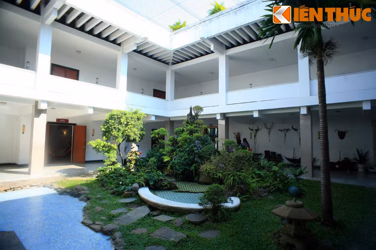 Tâm điểm của tư dinh Tổng thống là khu vườn nhỏ được bài trí tinh tế với hồ cá và hòn giả sơn, nằm trong không gian tràn ngập ánh sáng của giếng trời.