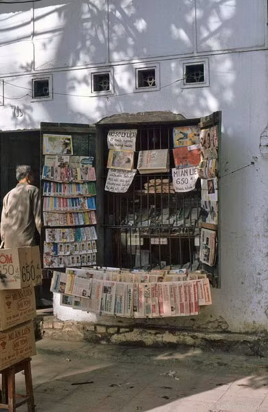 Một quầy sách báo.