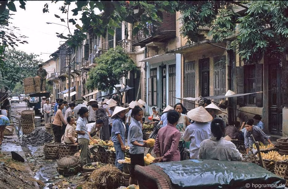 Một khu "chợ cóc" nhộn nhịp họp bên dãy phố cũ ở trung tâm Hà Nội. Hình ảnh nằm trong số 1.600 bức ảnh do nhiếp ảnh gia Đức Hans-Peter Grumpe thực hiện ở 20 tỉnh thành thuộc cả 3 miền Việt Nam từ năm 1991 - 1993, được đăng tải trên trang web Hpgrumpe.de.